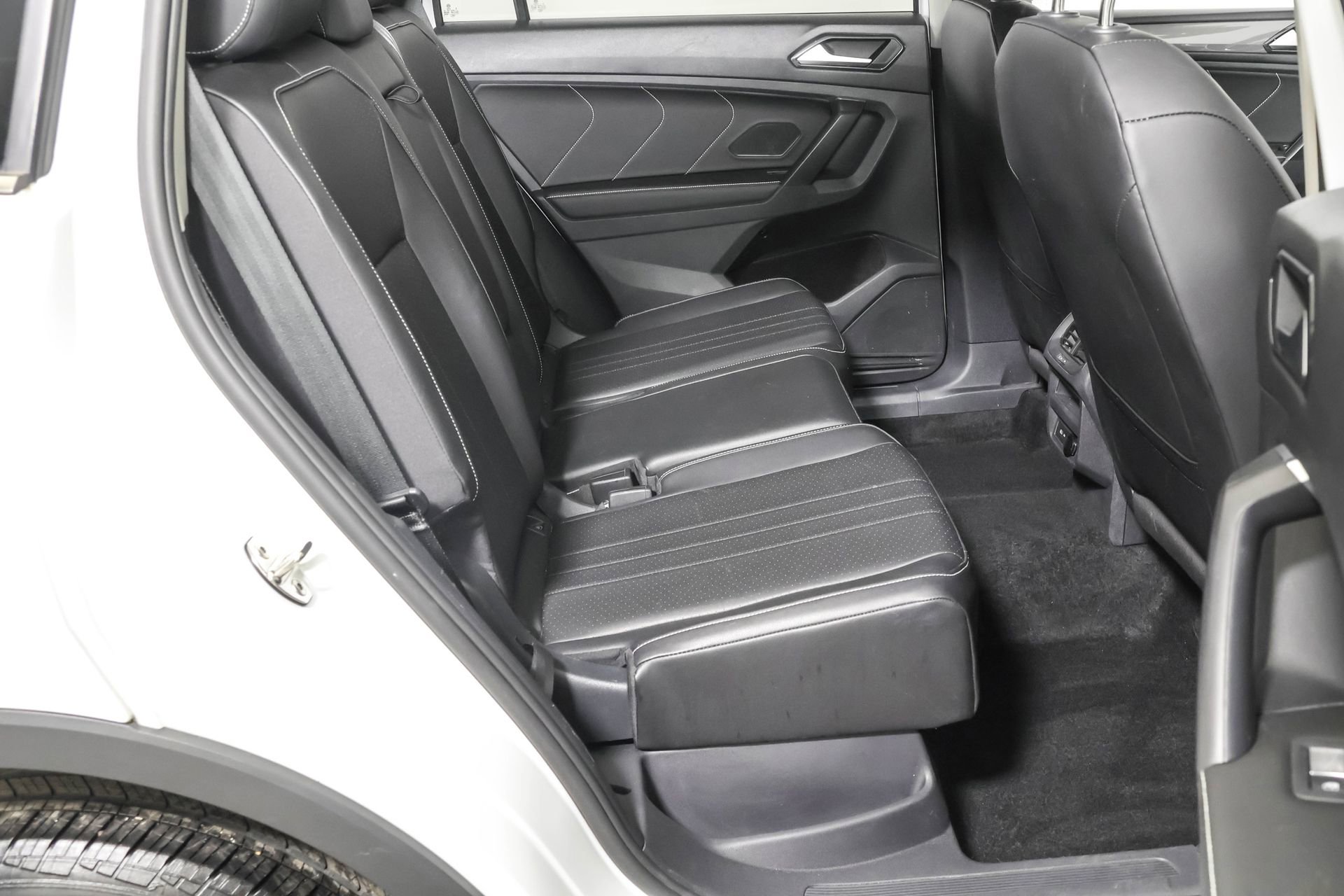 Used 2023 Volkswagen Tiguan SE AWD/4WD image 40