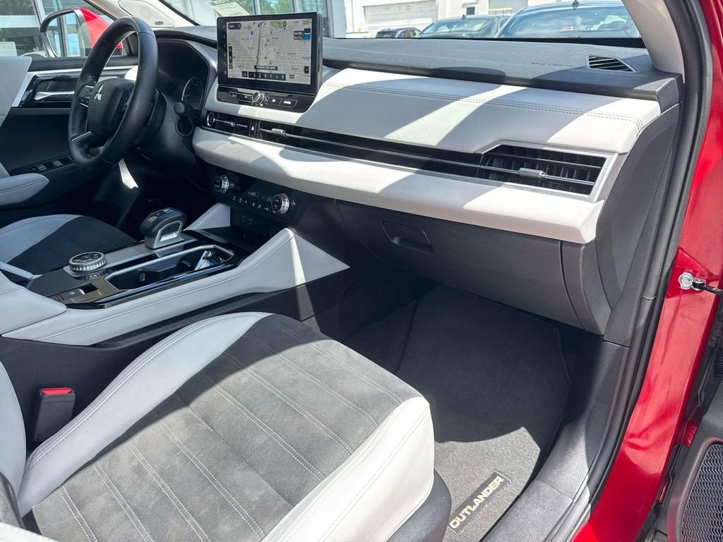Used 2025 Mitsubishi Outlander SE image 14