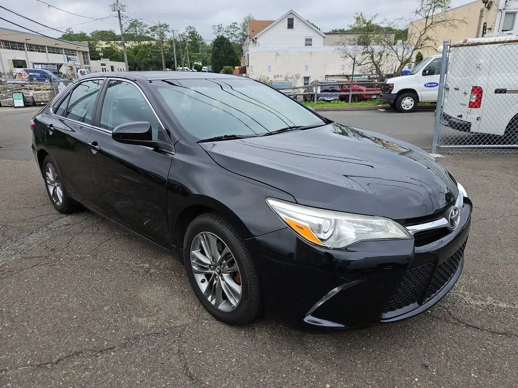 Used 2017 Toyota Camry SE image 3