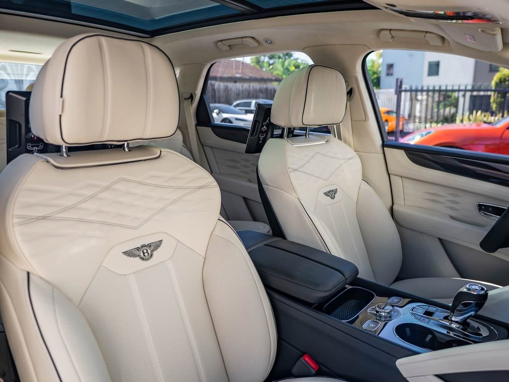 Used 2025 Bentley Bentayga AWD/4WD image 21