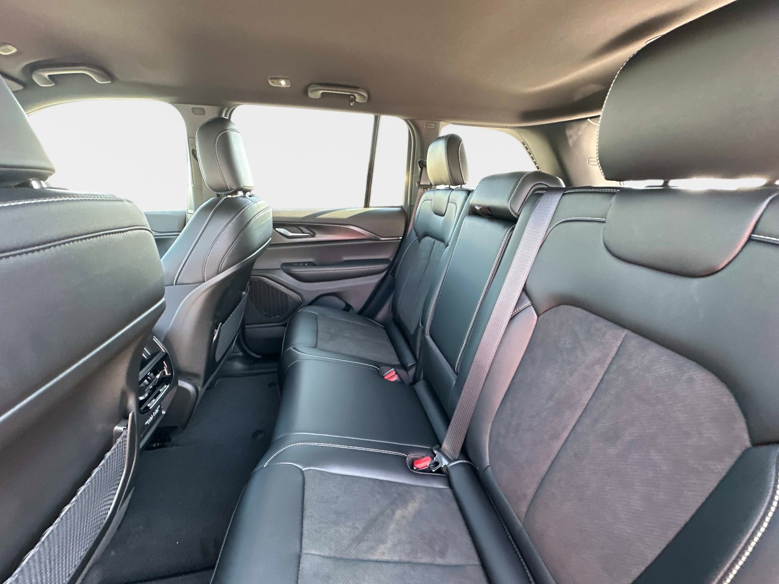 New 2025 Jeep Grand Cherokee Altitude AWD/4WD image 15
