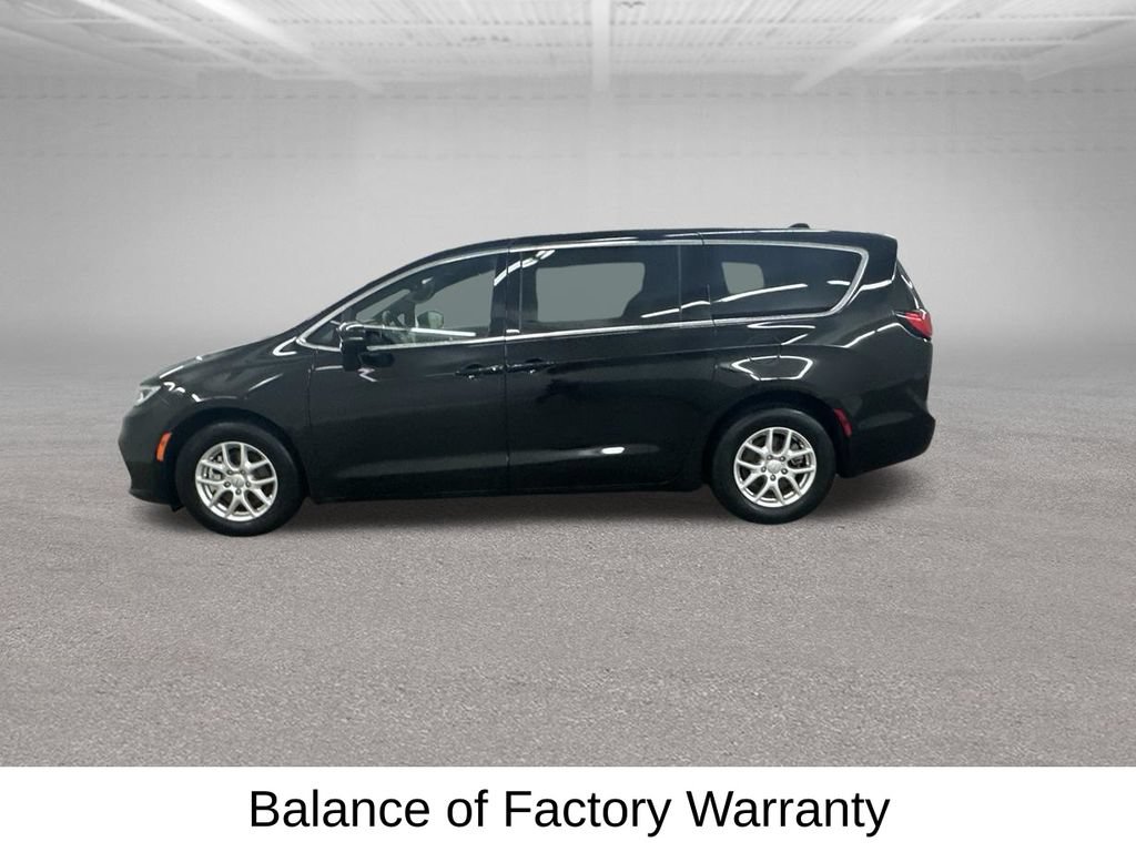Used 2025 Chrysler Pacifica Select FWD image 8
