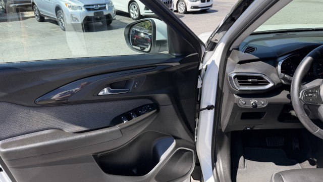 Used 2021 Chevrolet TrailBlazer LT w/ Premium Seating Package FWD image 10