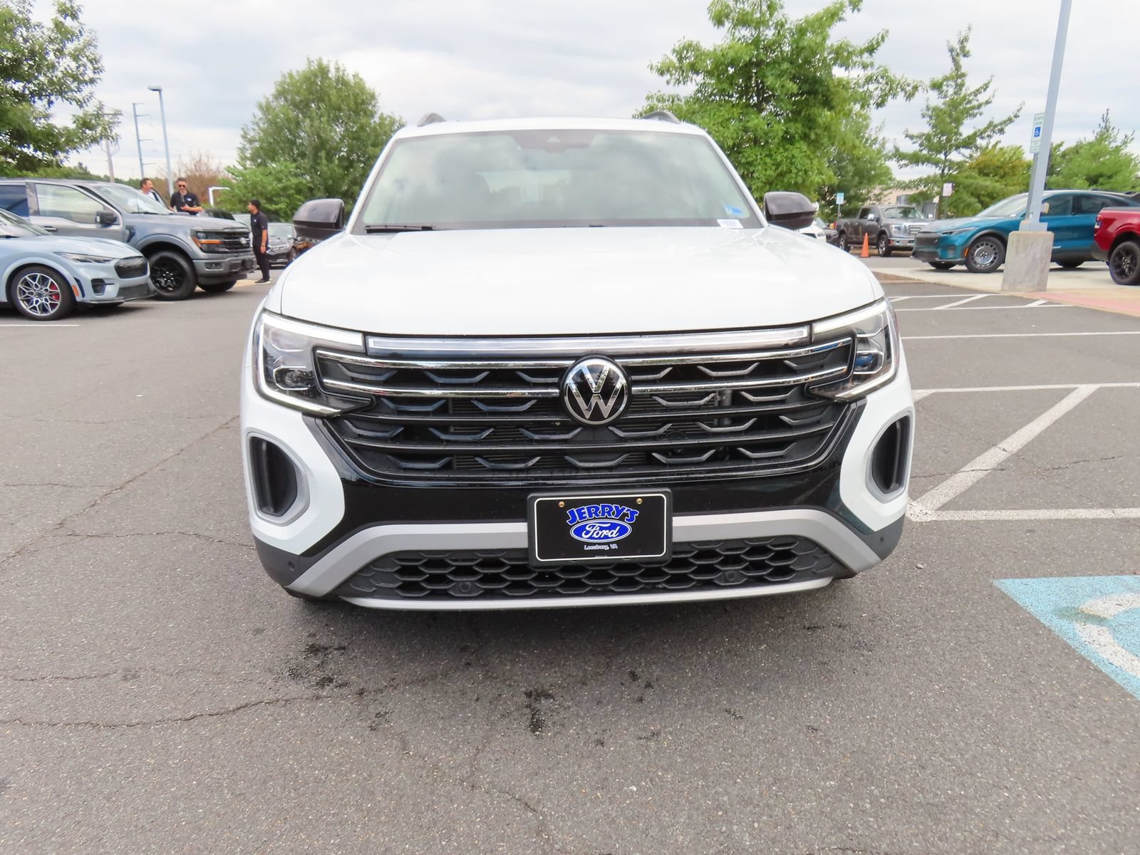 Used 2025 Volkswagen Atlas Peak Edition SE AWD/4WD image 2