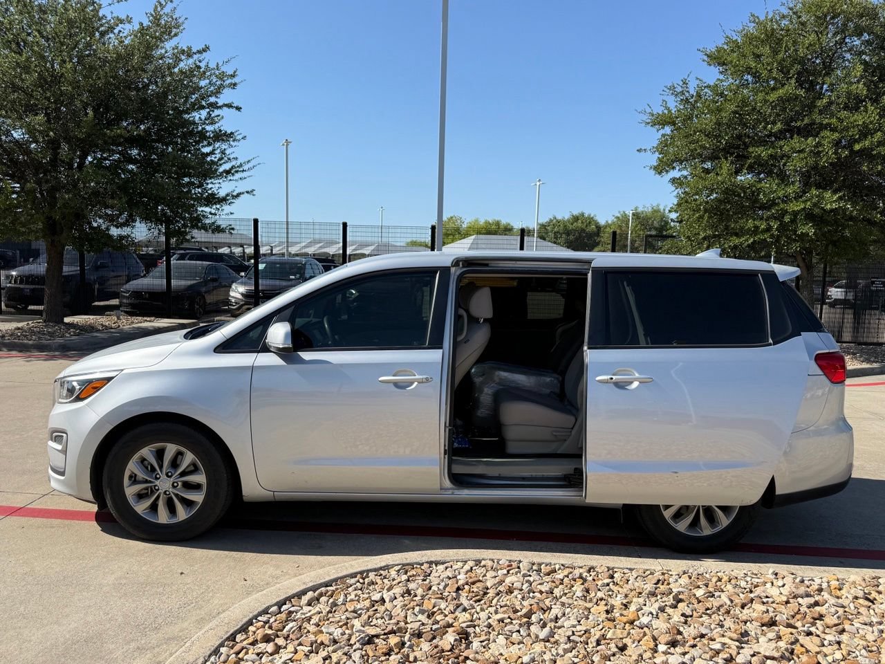Used 2019 Kia Sedona LX FWD image 3
