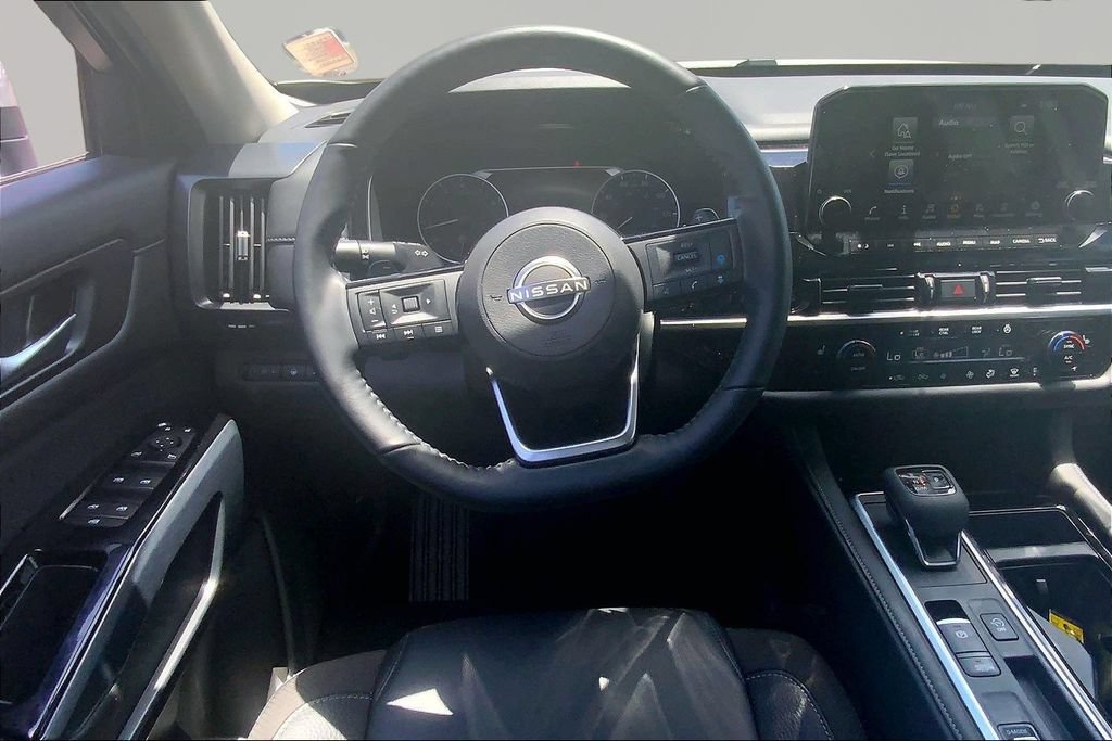 Used 2025 Nissan Pathfinder SL FWD image 8