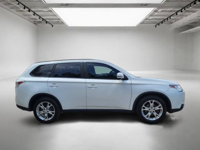 Used 2015 Mitsubishi Outlander SE AWD/4WD image 7