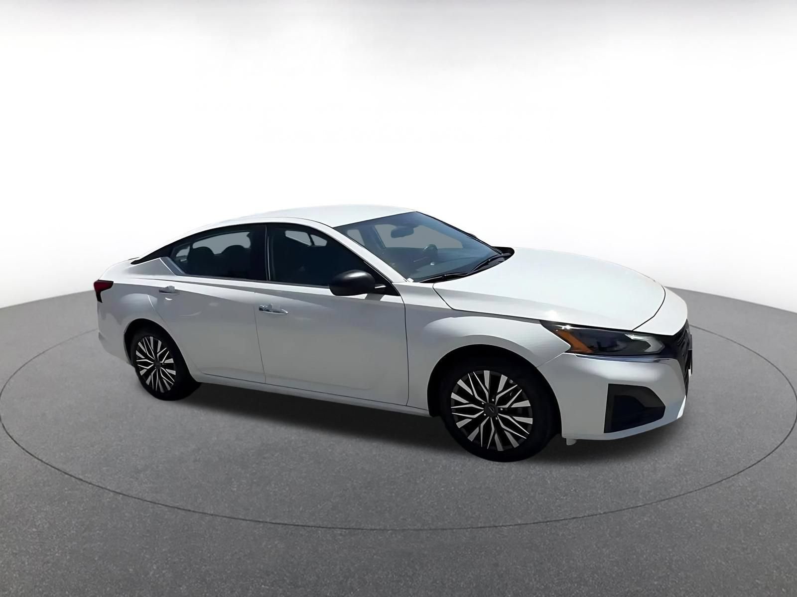Used 2025 Nissan Altima 2.5 SV FWD image 2