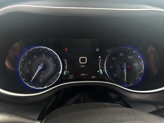 Used 2024 Chrysler Pacifica Touring-L FWD image 11