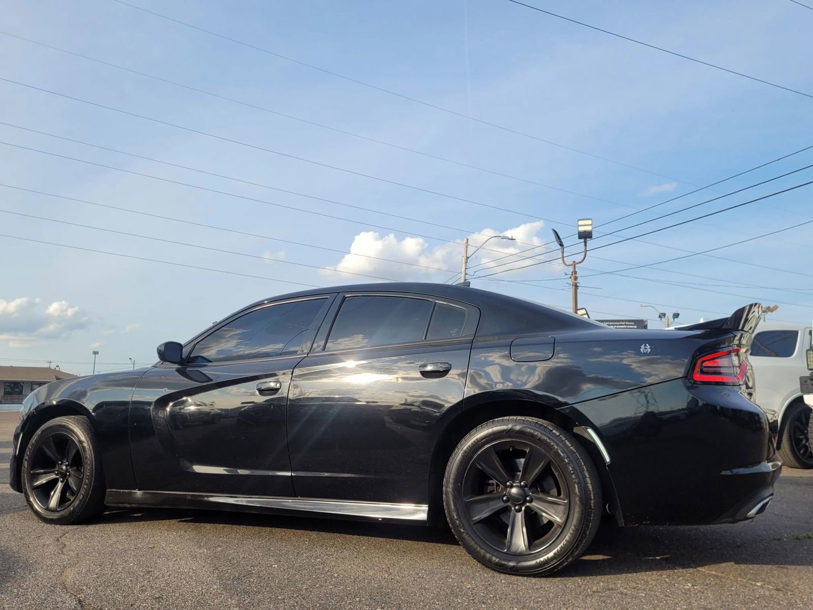 Used 2016 Dodge Charger SXT RWD image 3