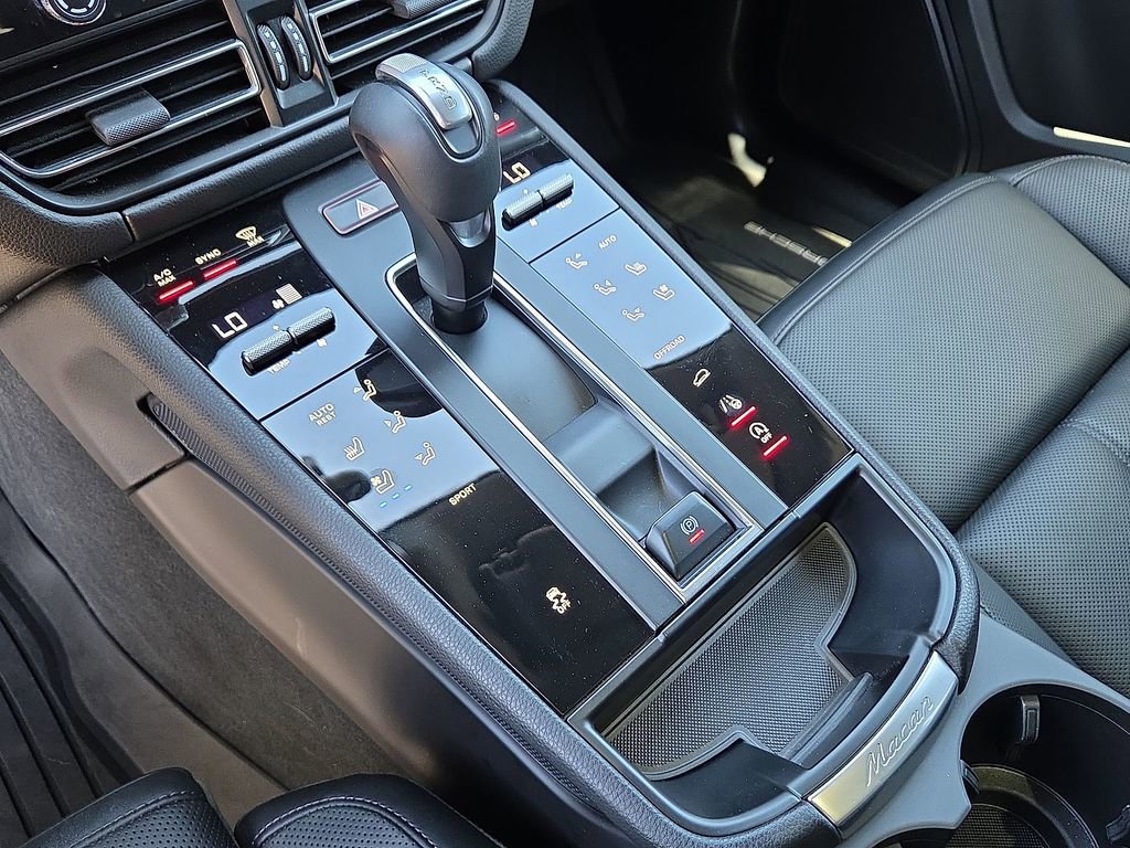 Used 2025 Porsche Macan AWD/4WD image 22