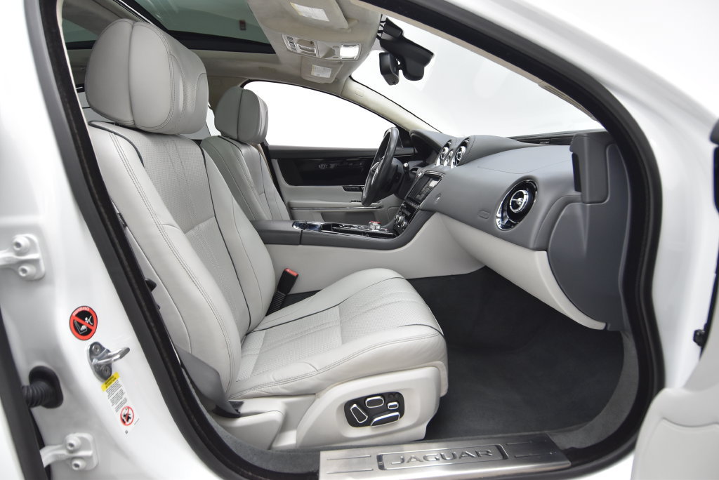 Used 2015 Jaguar XJ L Supercharged RWD image 30