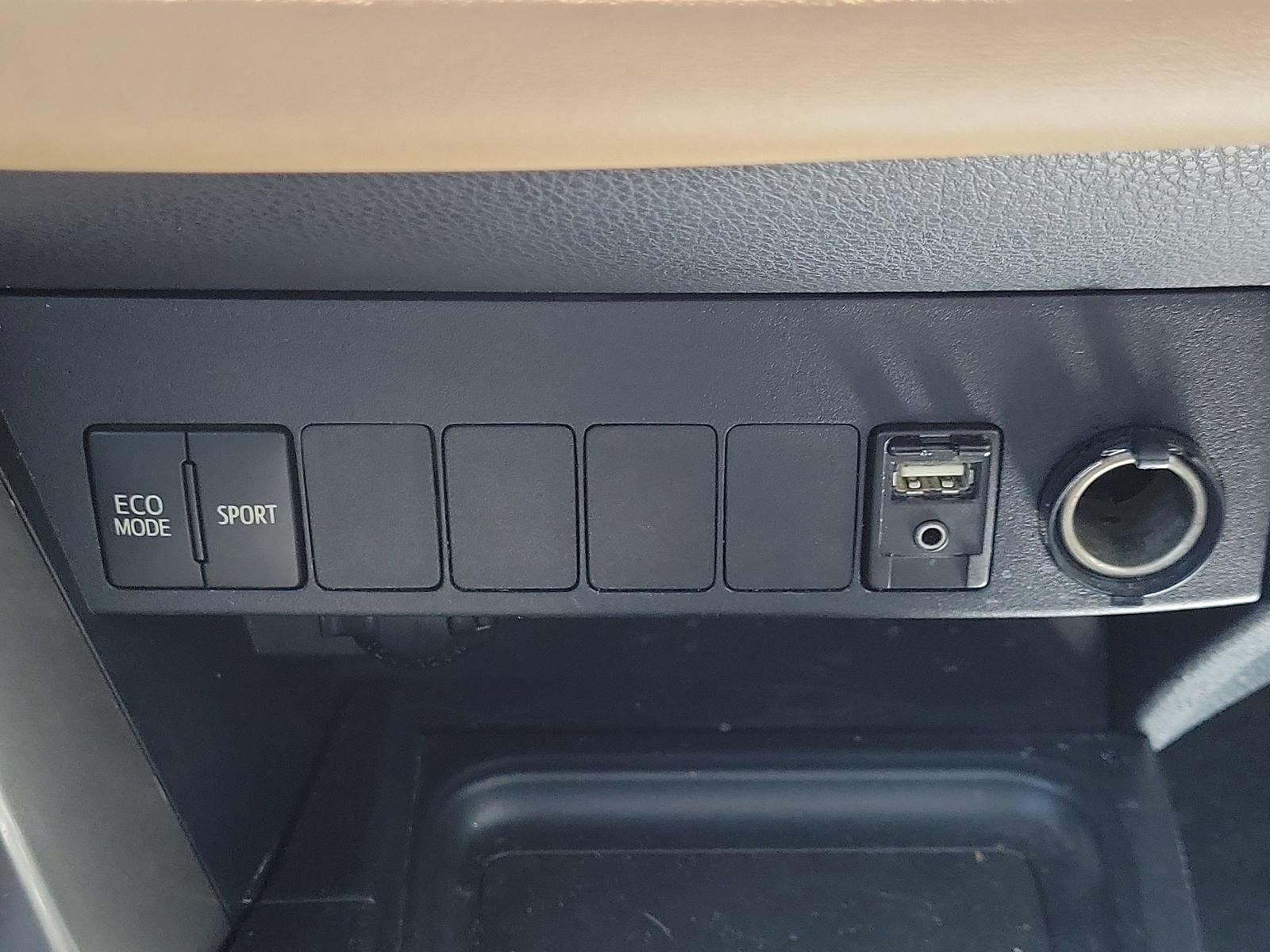 Used 2018 Toyota RAV4 XLE FWD image 13