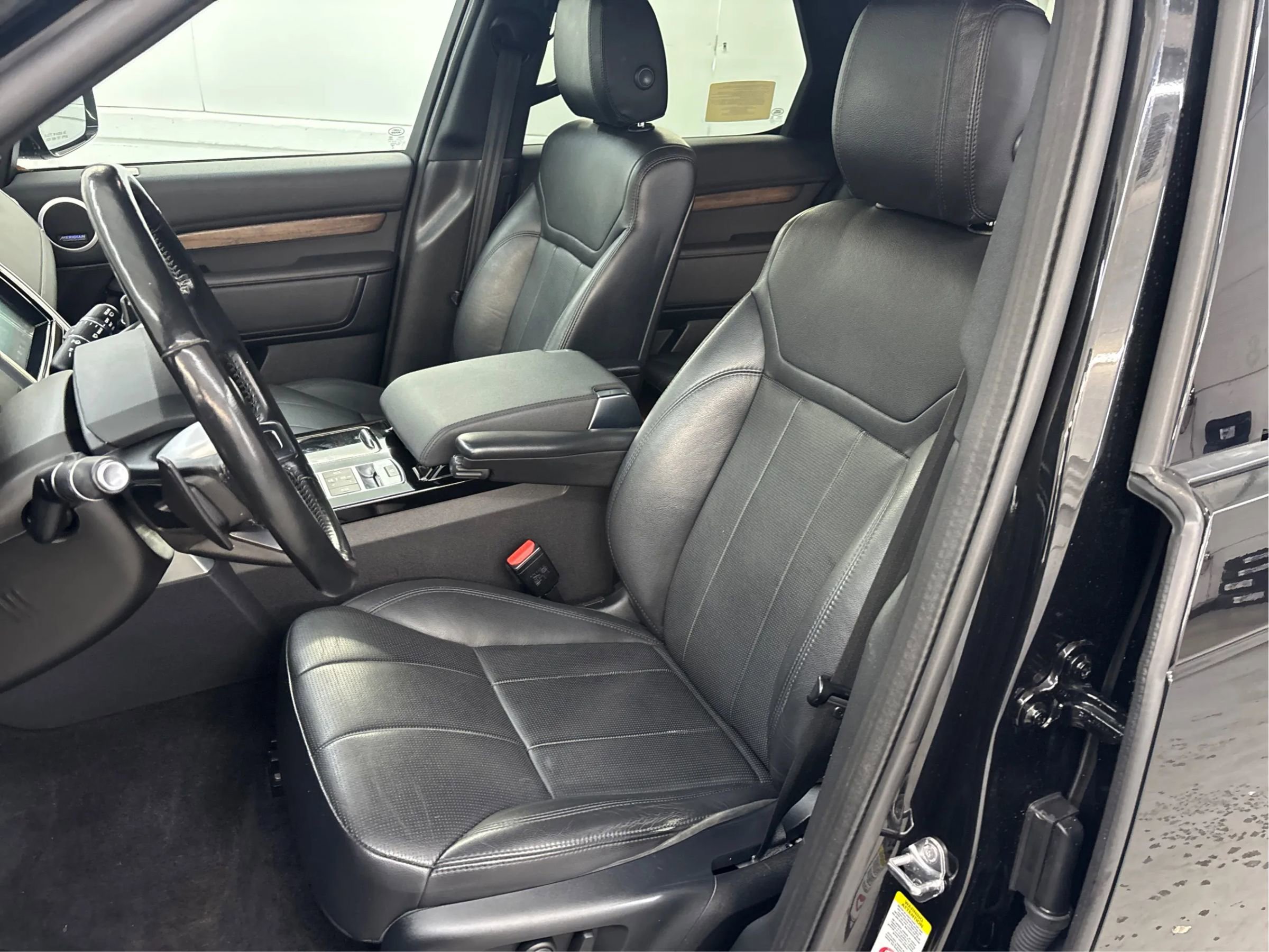 Used 2020 Land Rover Discovery HSE image 13