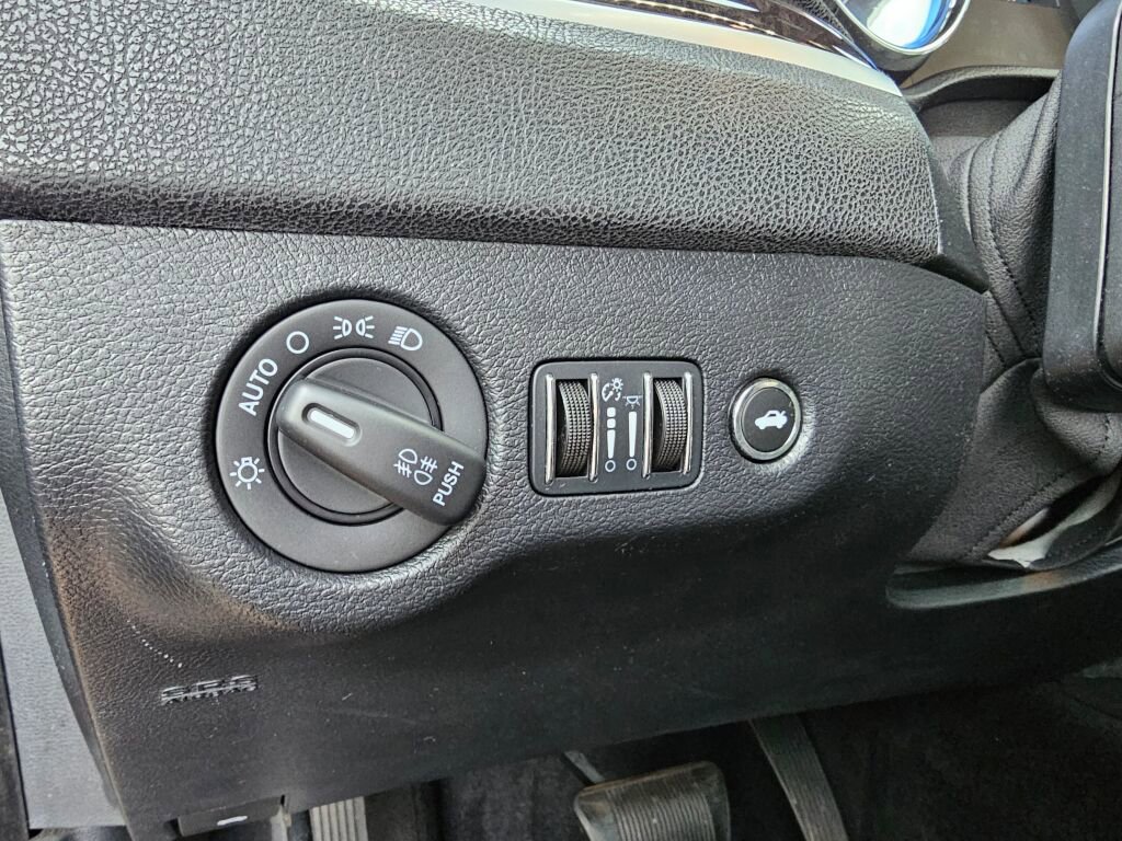 Used 2014 Chrysler 300 C w/ Light Group image 21