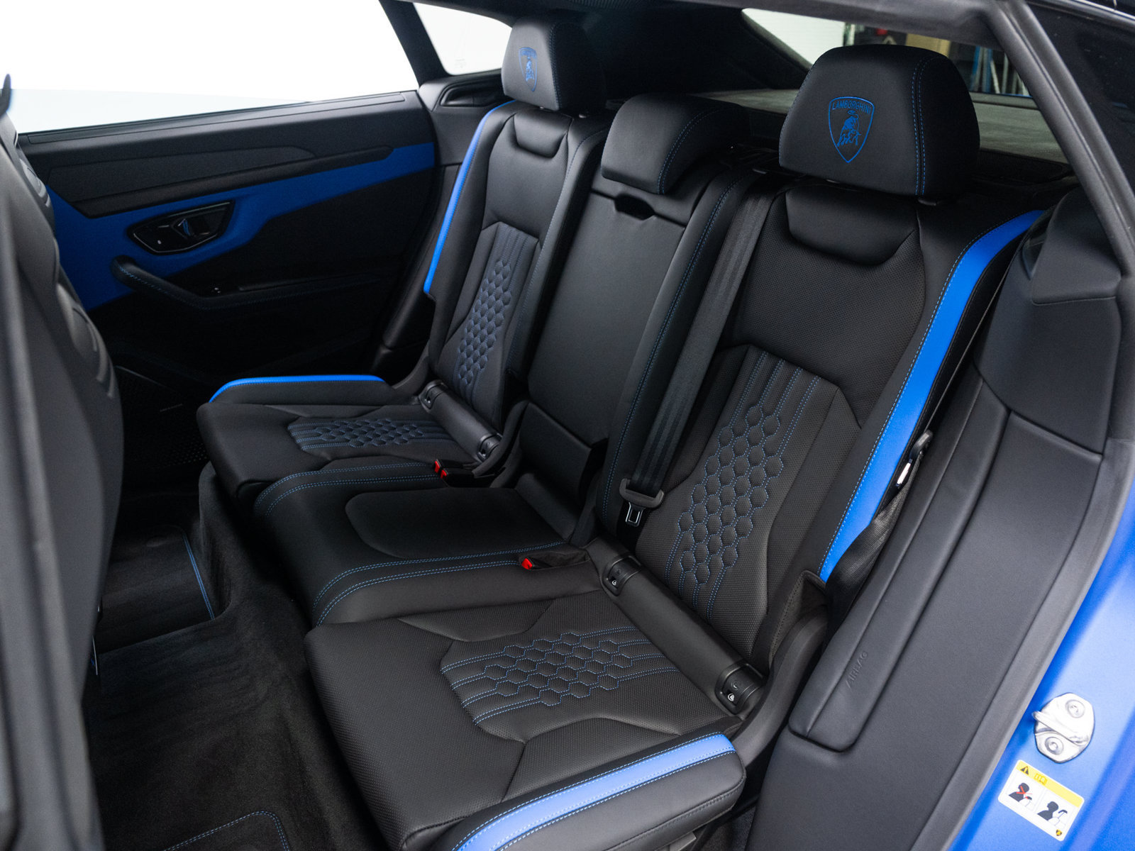 Used 2025 Lamborghini Urus SE AWD/4WD image 56