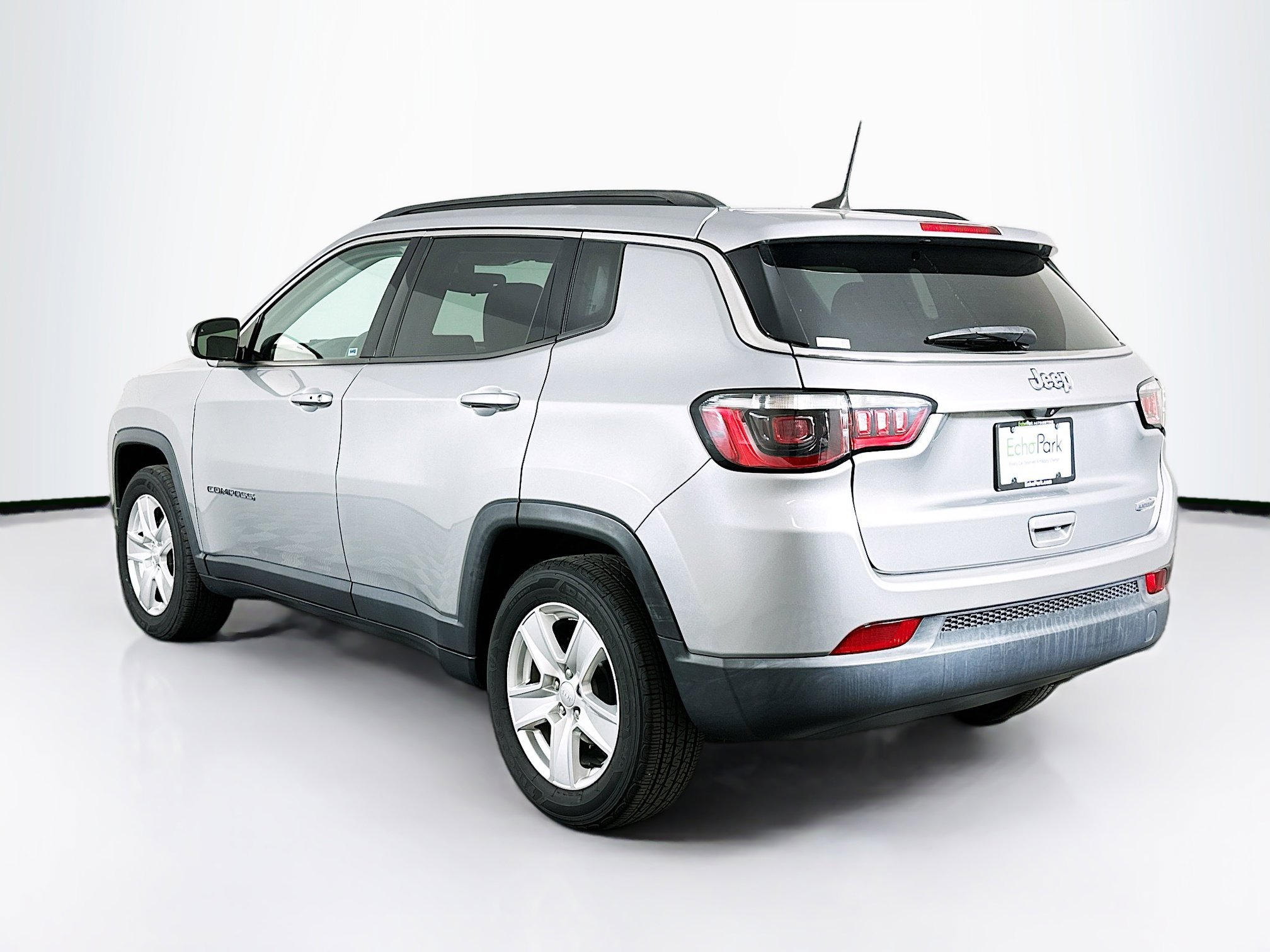 Used 2022 Jeep Compass Latitude FWD image 5