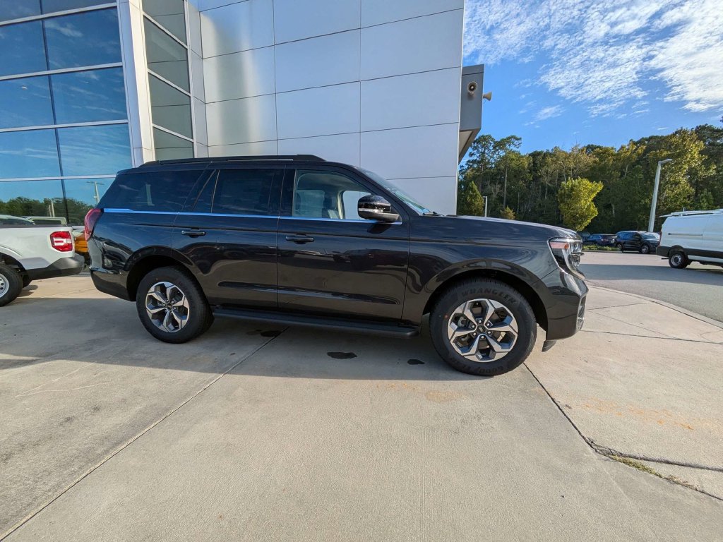 New 2027 Ford Expedition Active RWD image 3