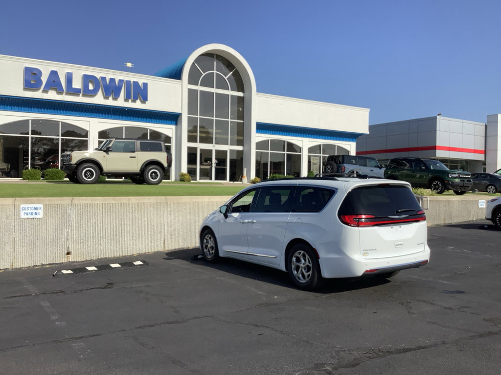 Used 2023 Chrysler Pacifica Limited FWD image 5