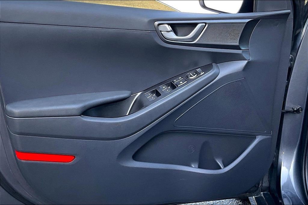 Used 2020 Hyundai Ioniq SE FWD image 2