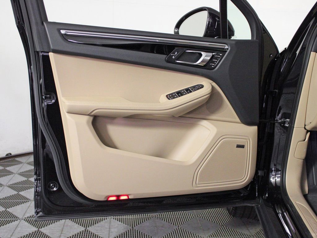 Certified 2025 Porsche Macan AWD/4WD image 13