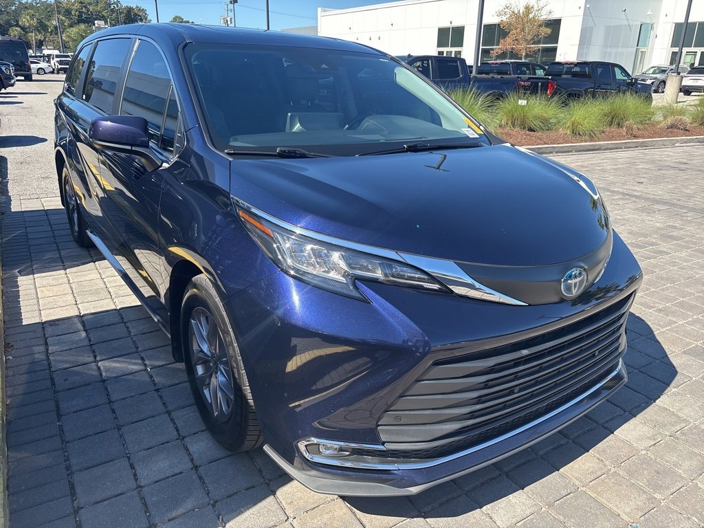 Used 2022 Toyota Sienna XLE image 7