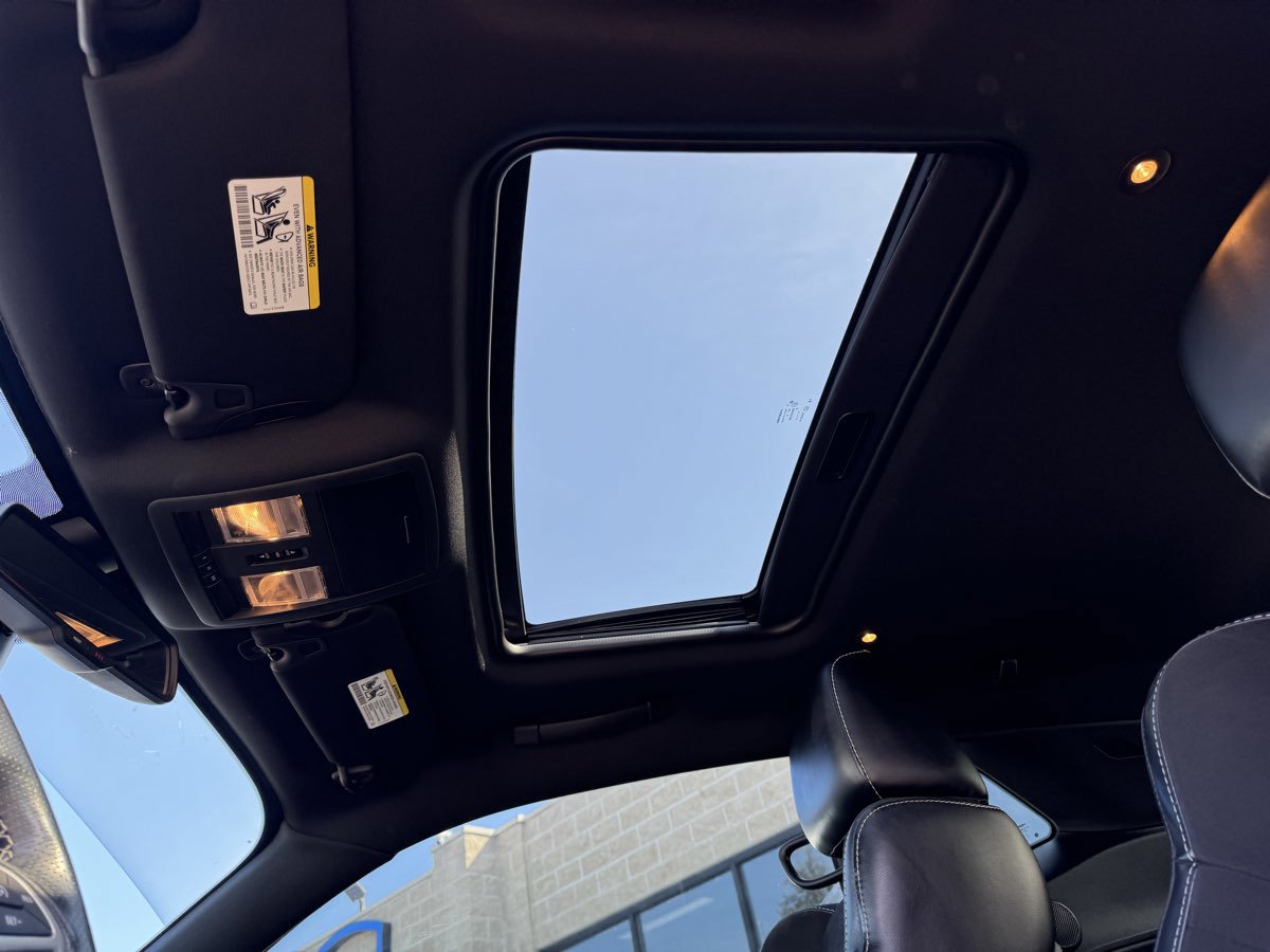 Used 2015 Dodge Challenger SRT image 27