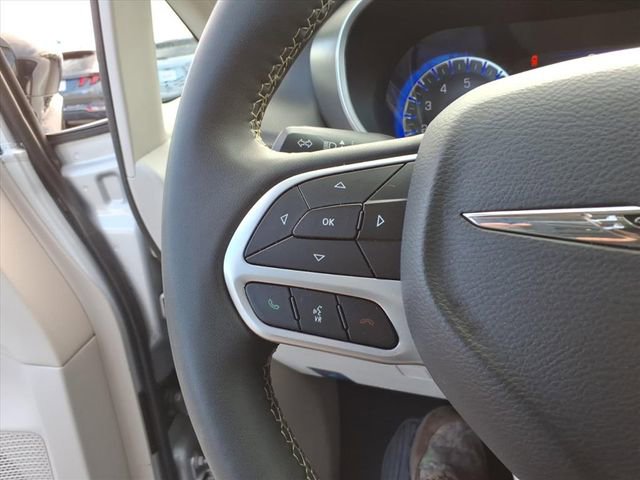 Used 2024 Chrysler Pacifica Touring-L image 19