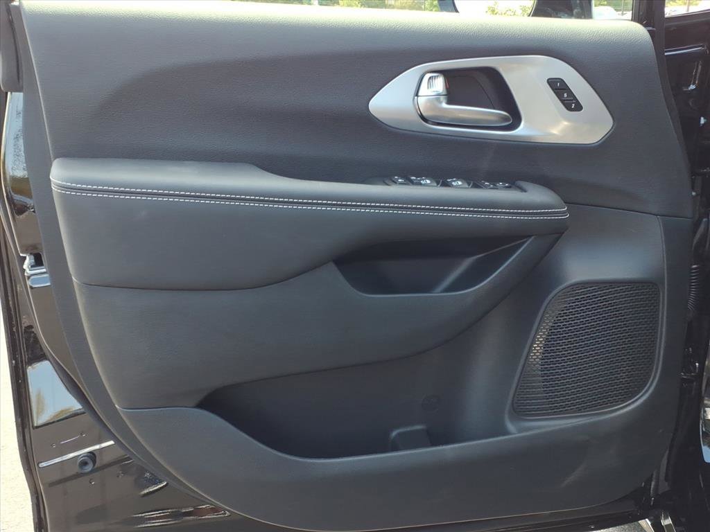New 2026 Chrysler Pacifica Limited w/ S Appearance Package image 3
