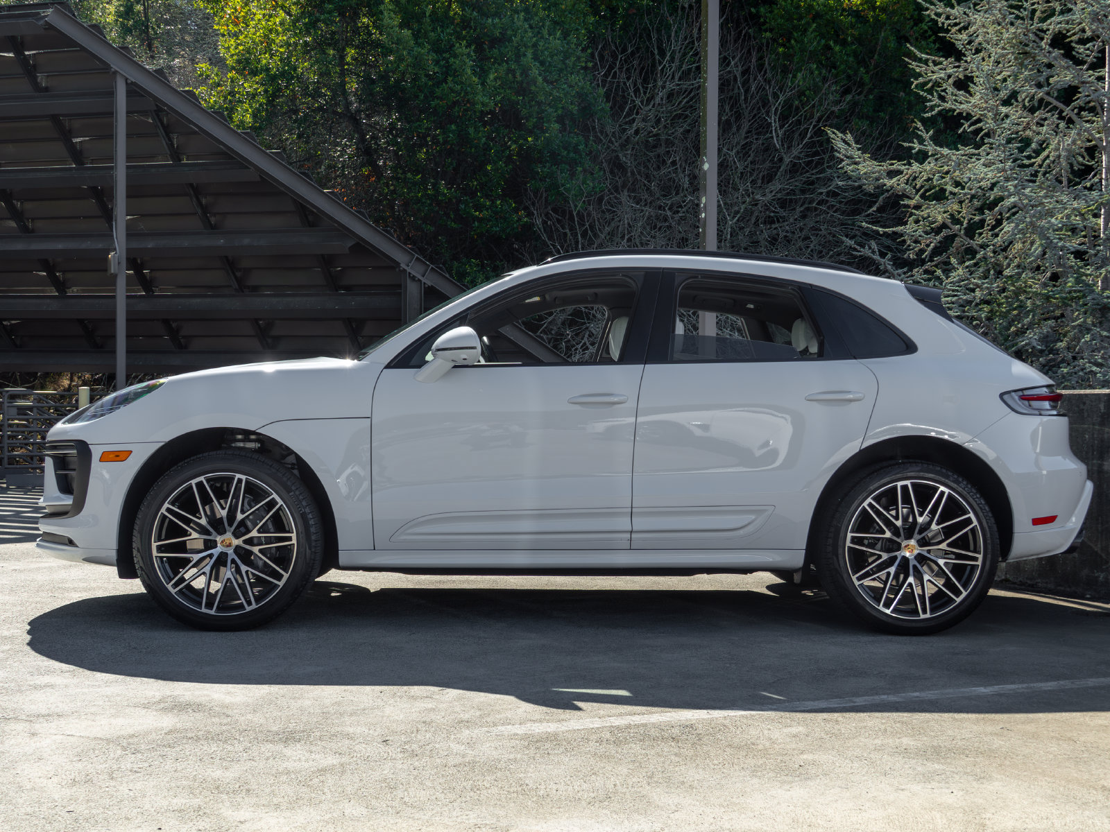 Certified 2025 Porsche Macan AWD/4WD image 2