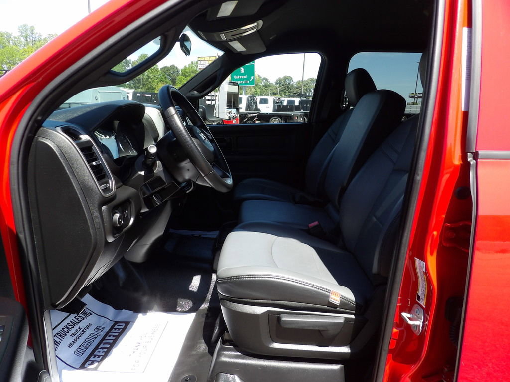 Used 2021 RAM 5500 Tradesman w/ Chrome Appearance Group RWD image 17