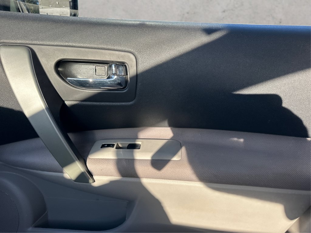 Used 2012 Nissan Rogue S AWD/4WD image 29