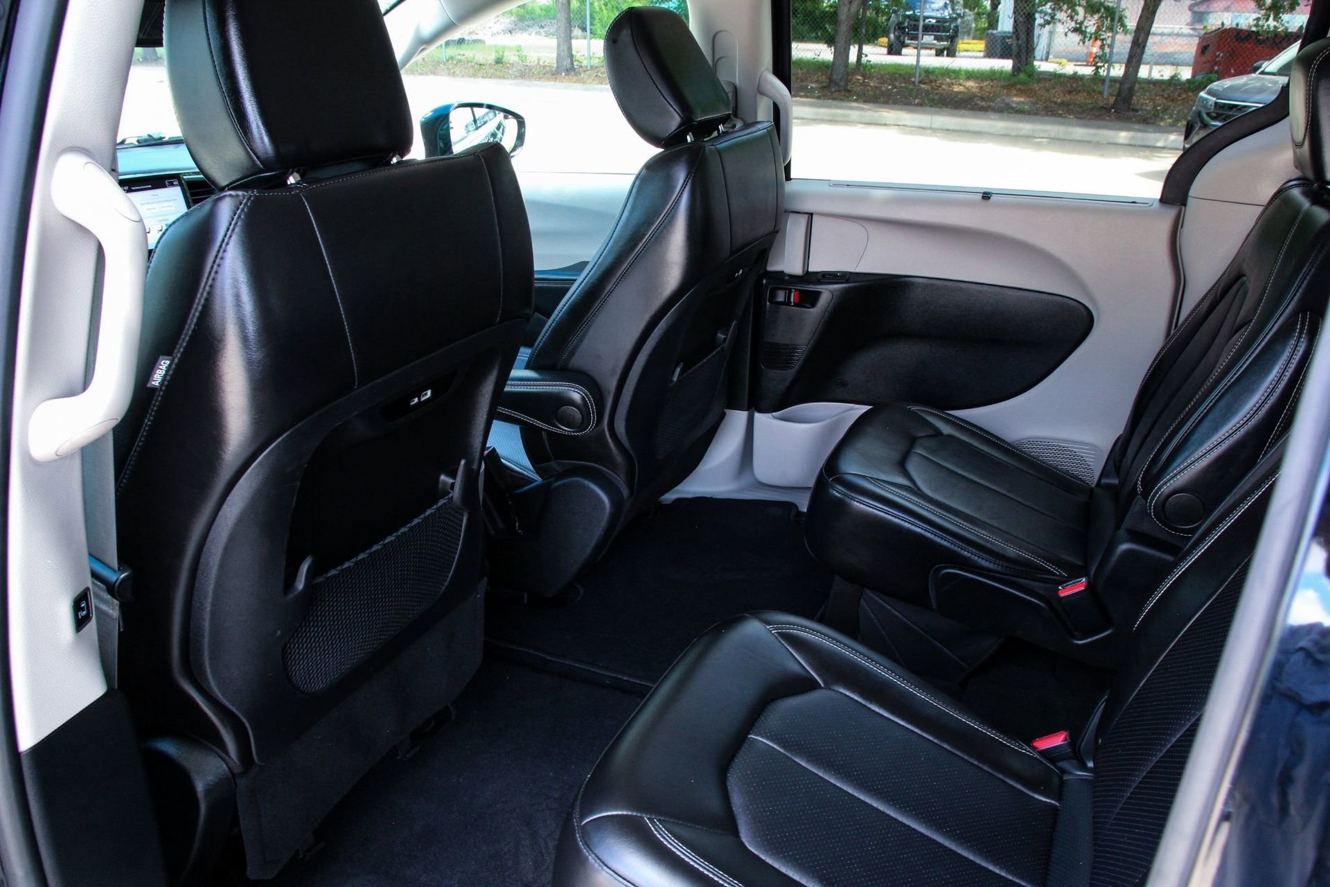 Used 2024 Chrysler Pacifica Touring-L image 37