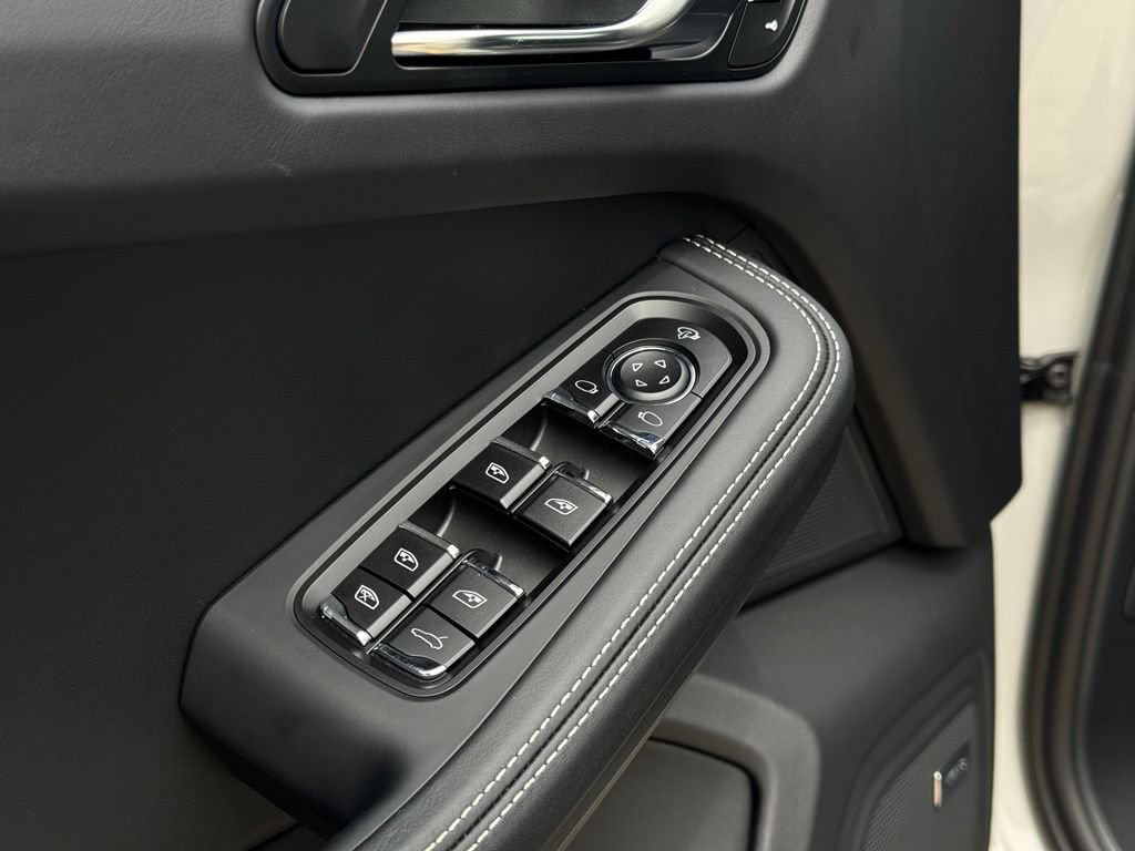 Used 2026 Porsche Macan AWD/4WD image 16