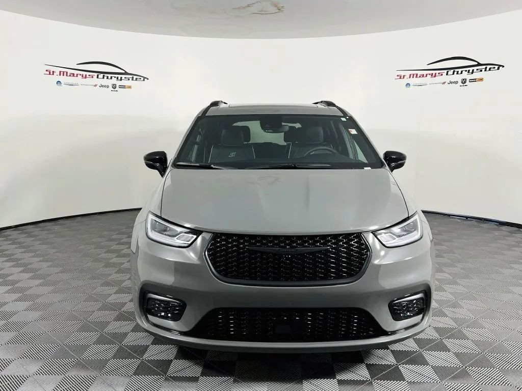 Used 2025 Chrysler Pacifica Limited w/ Trailer Tow Group FWD image 3