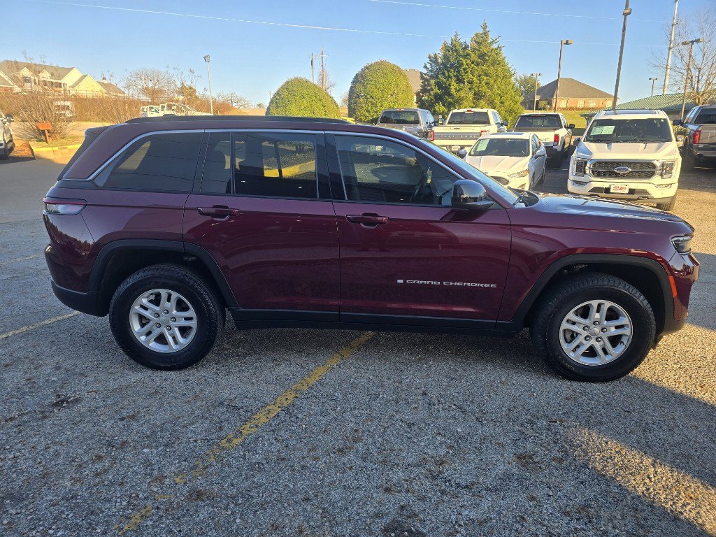 Used 2024 Jeep Grand Cherokee Laredo image 4