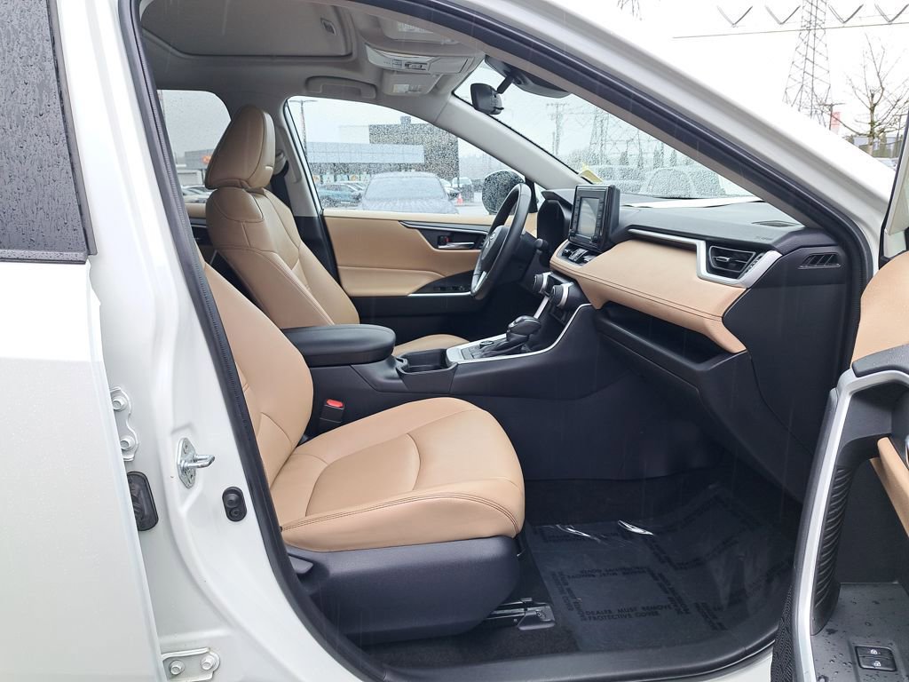 Used 2021 Toyota RAV4 XLE Premium image 17