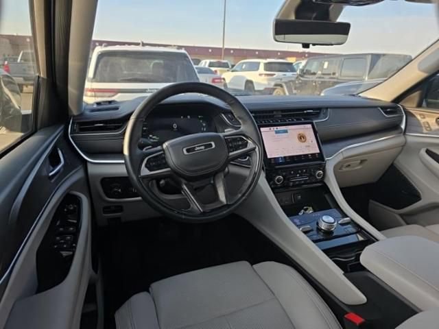 Used 2022 Jeep Grand Cherokee Overland w/ Advanced Protech Group III image 9