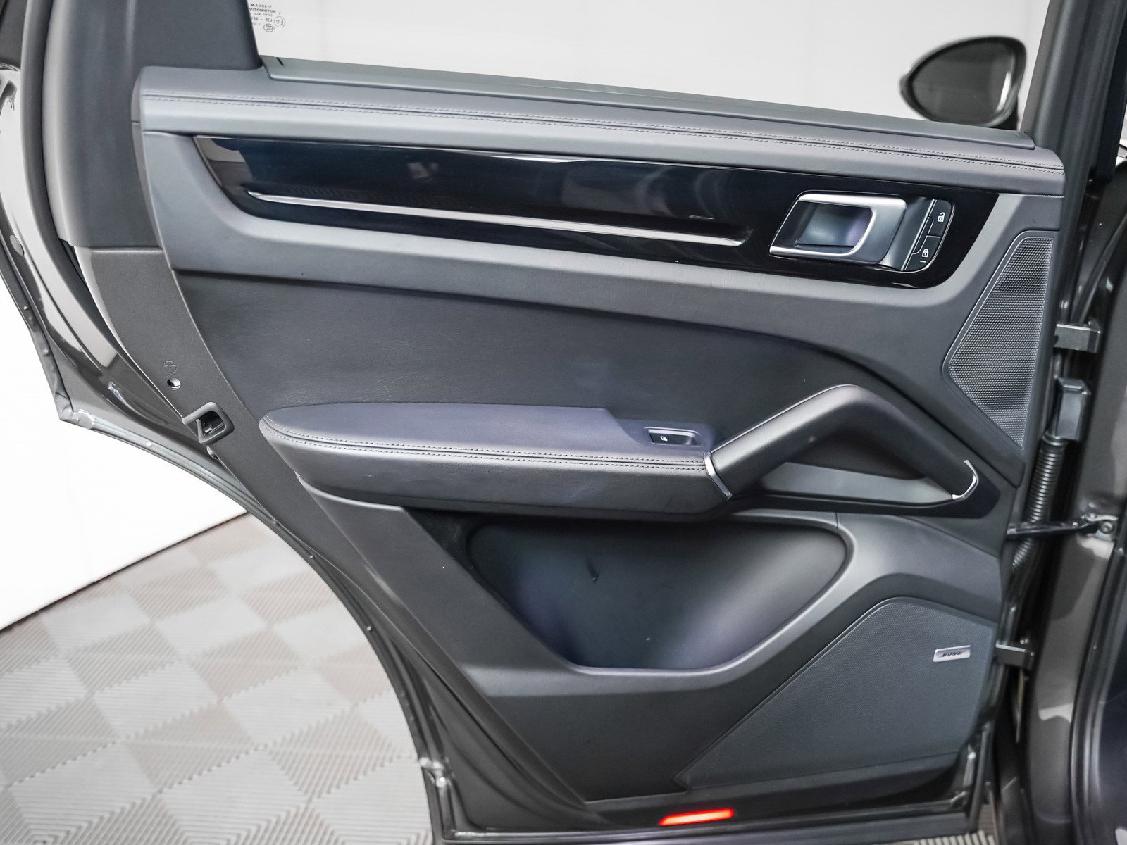 Used 2023 Porsche Cayenne S w/ Premium Package image 26