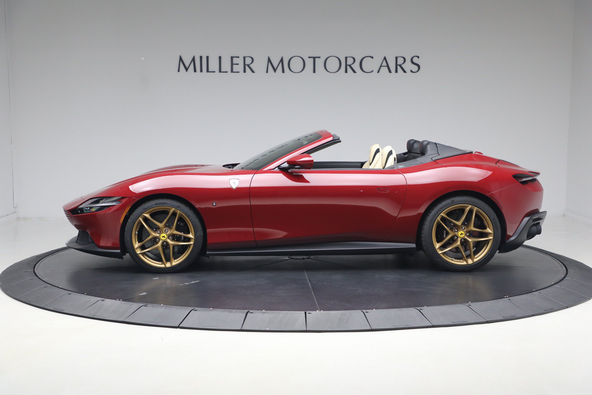 Certified 2025 Ferrari Roma Spider RWD image 4