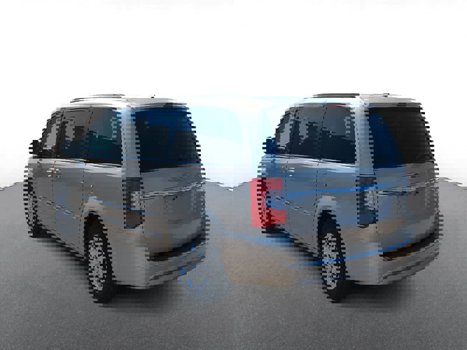 Used 2013 Chrysler Town & Country Touring image 6