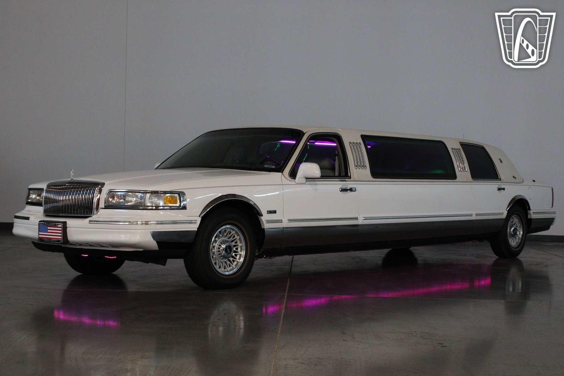 Used 1996 Lincoln Town Car Executive image 2