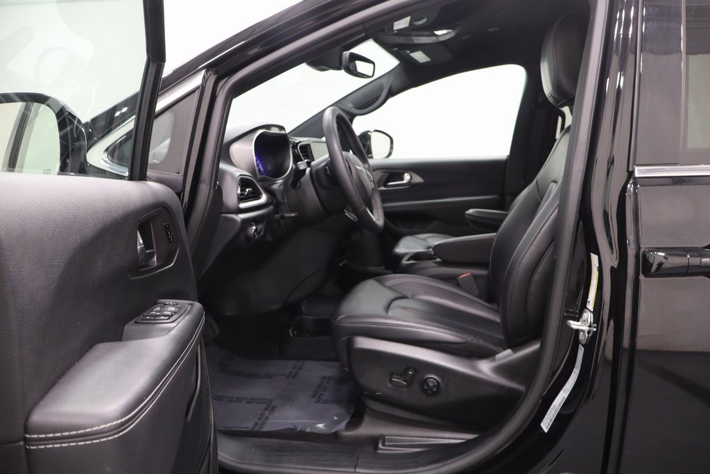 Used 2025 Chrysler Pacifica Select image 11