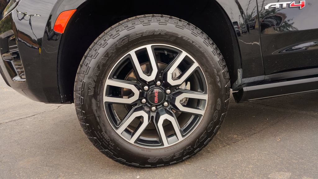 Used 2023 GMC Yukon AT4 w/ AT4 Premium Package AWD/4WD image 10