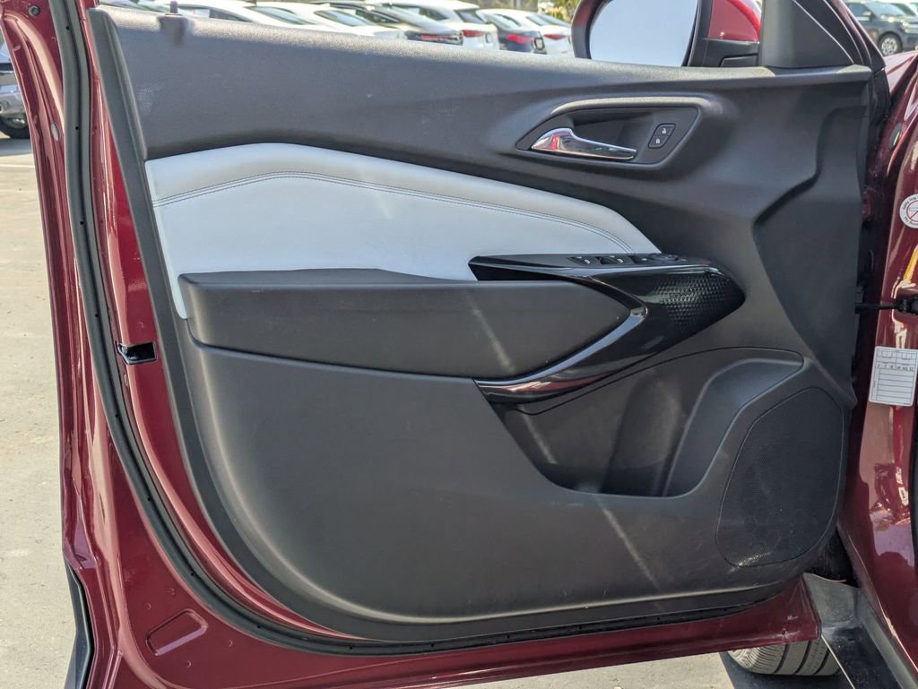 Used 2025 Chevrolet Trax LT w/ LT Convenience Package FWD image 11