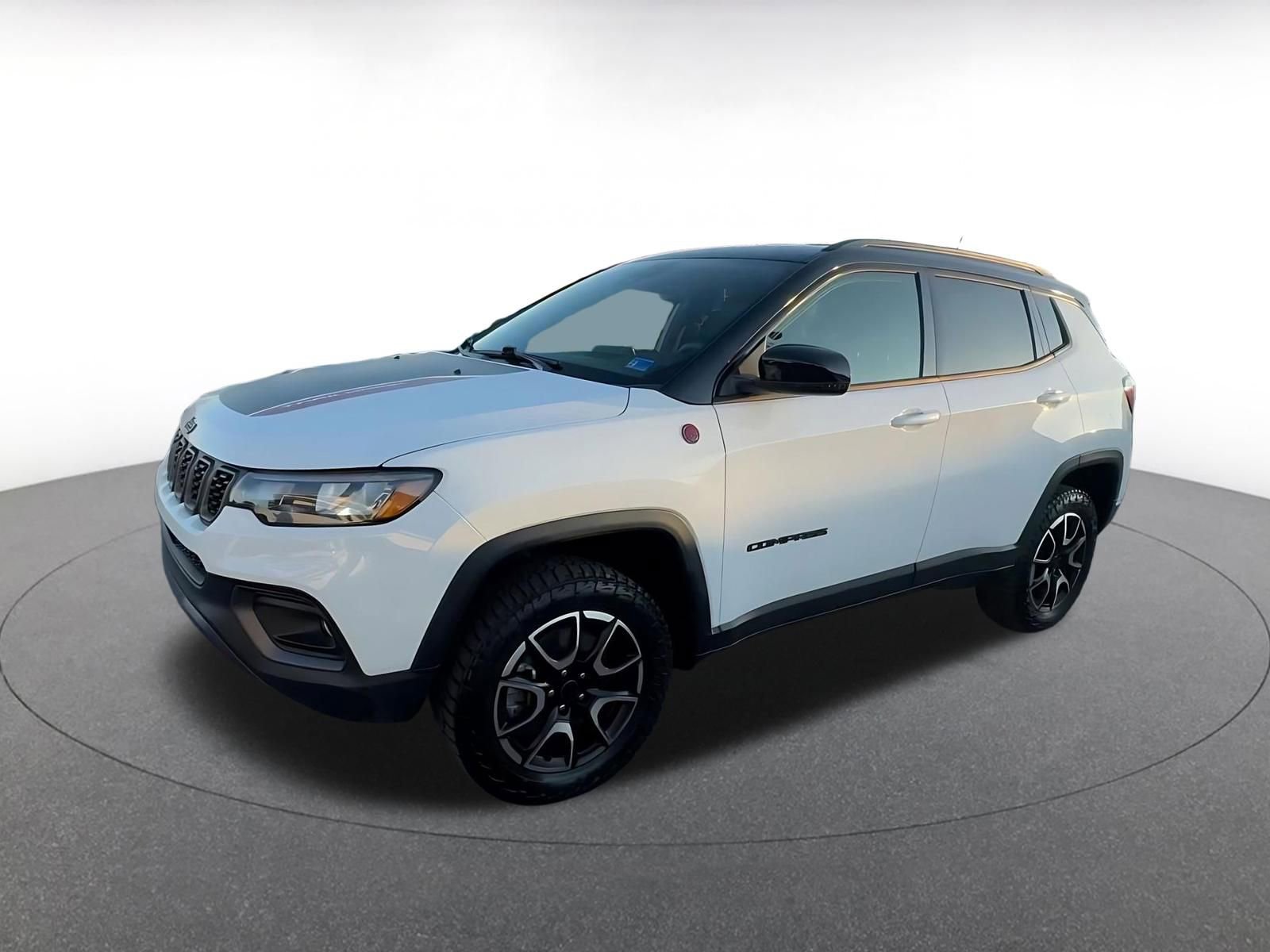 Used 2025 Jeep Compass Trailhawk image 8