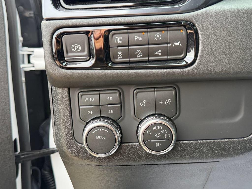 New 2026 GMC Yukon AT4 w/ AT4 Premium Package AWD/4WD image 18