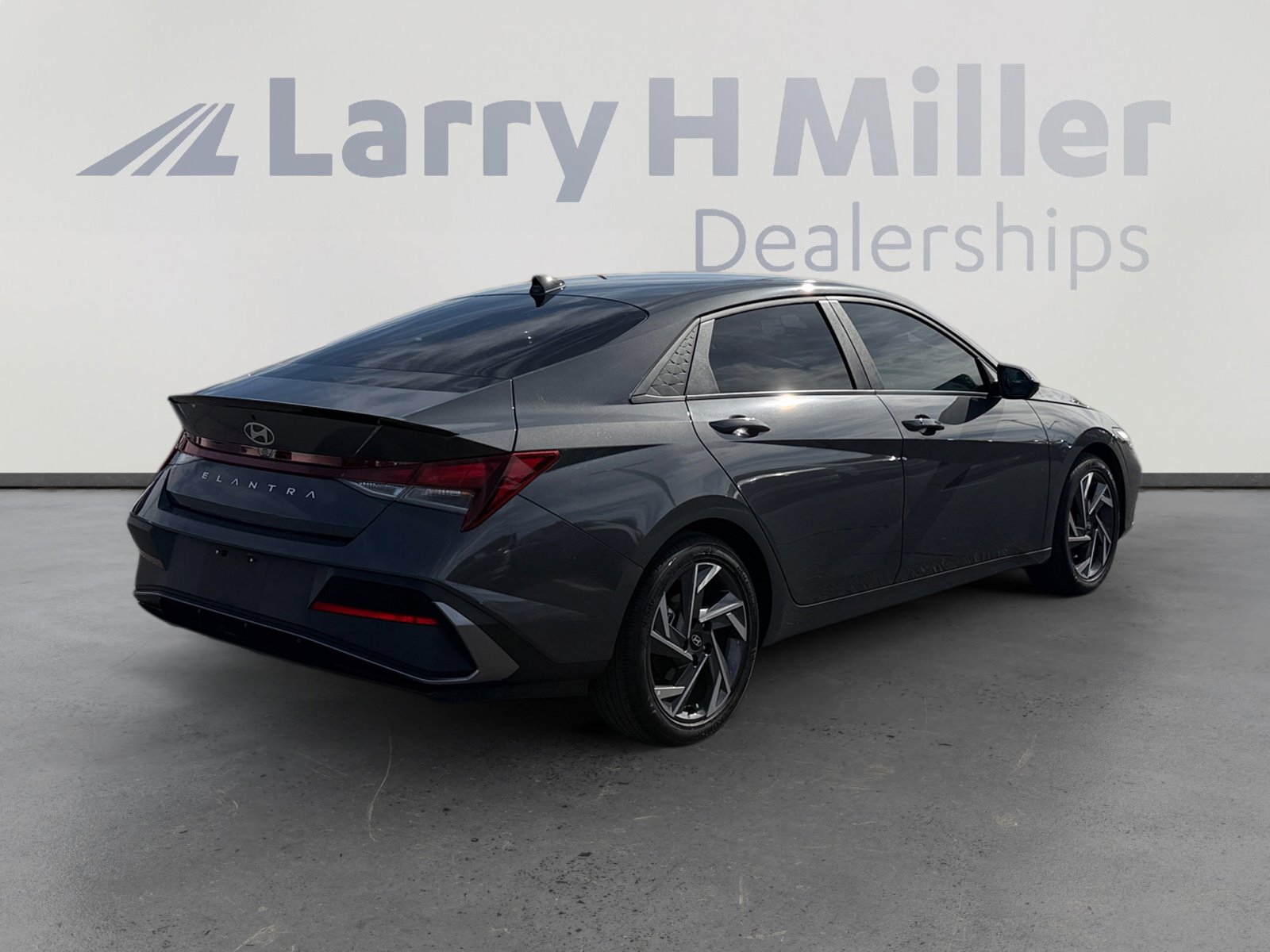 Certified 2025 Hyundai Elantra Sport w/ Cargo Package FWD image 5