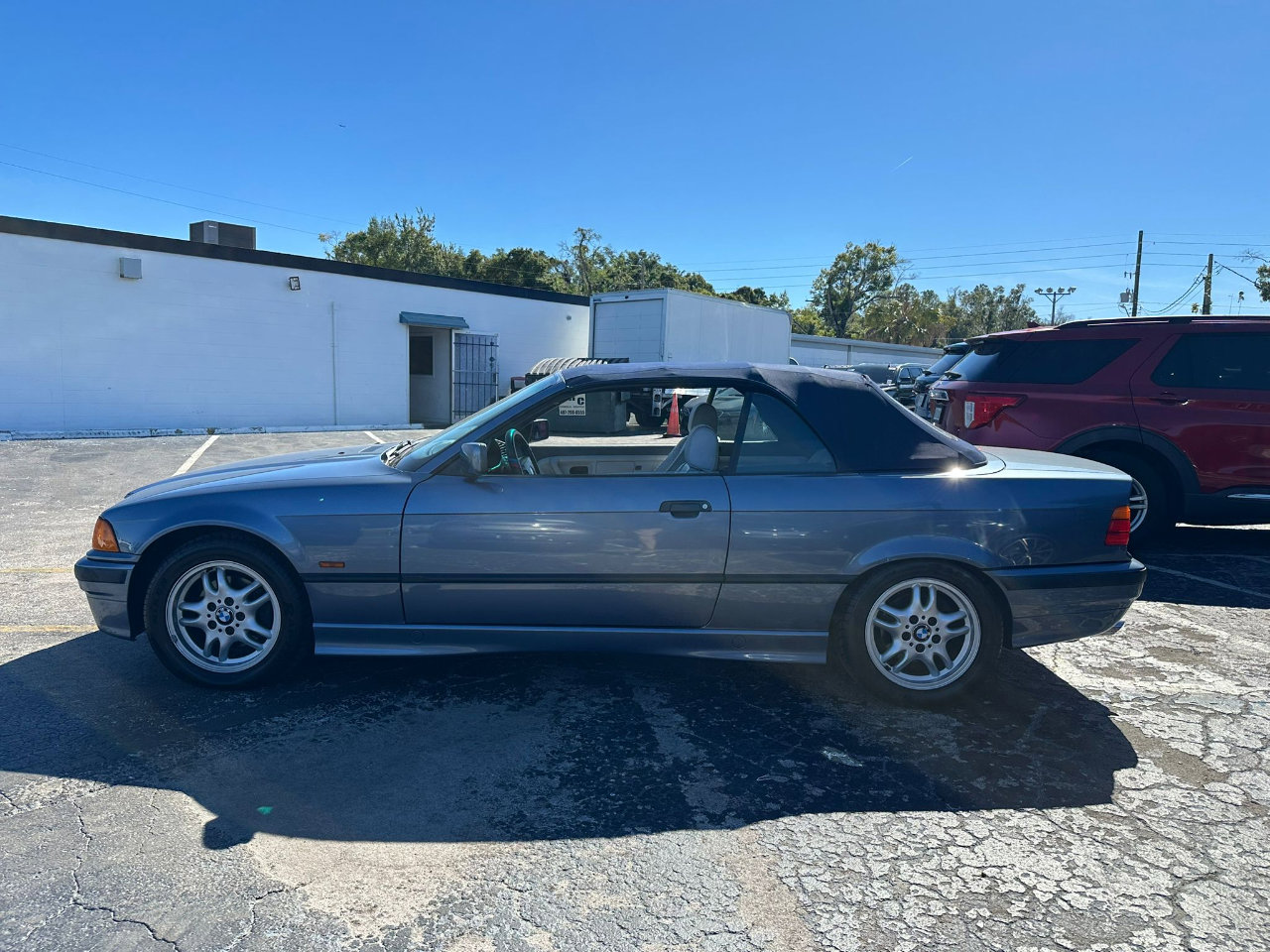 Used 1999 BMW 323i Convertible image 4