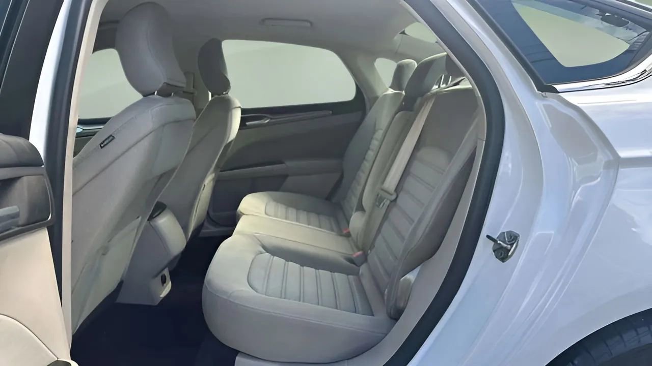 Used 2017 Ford Fusion SE FWD image 36